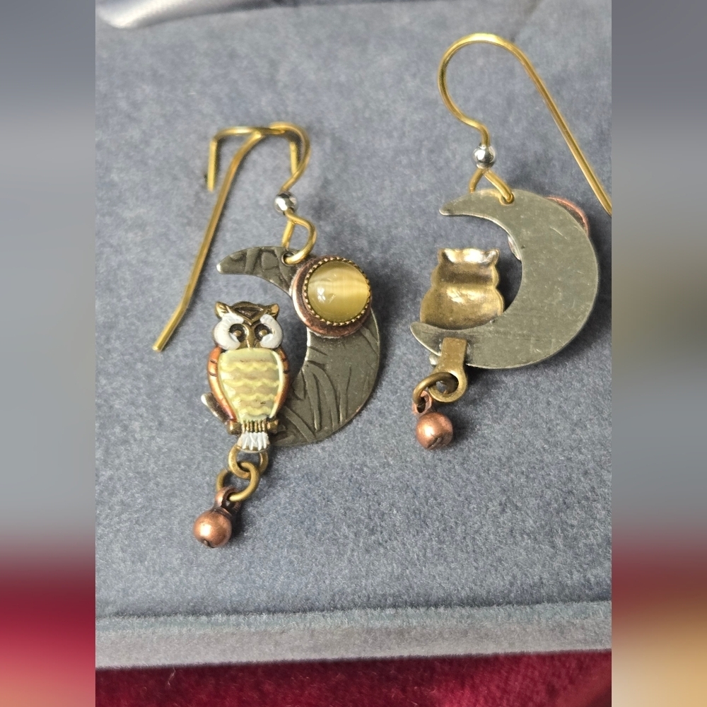 SILVER FOREST OWL ON CRESCENT MOON EARRING - Picture 13 of 16